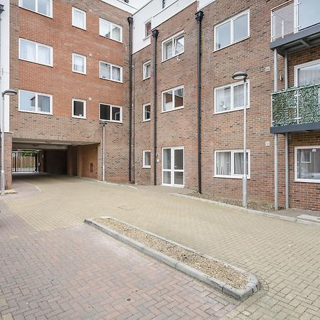 1 Bed Apt Sleeps 4 Лутон Экстерьер фото